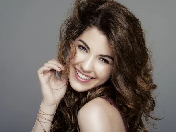 Celeste Buckingham ma dnes 18 rokov